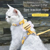Un gato blanco vistiendo un arnés de moda amarillo para pasear.