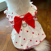 Weißes Hundekleid mit Herzmuster und rotem Zierrand mit großer roter Schleife.