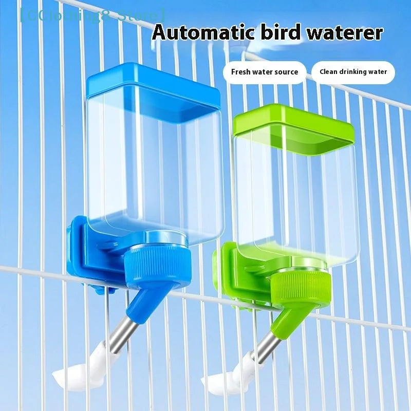 Arroseur automatique d'oiseaux avec distributeurs bleus et verts suspendus à une cage de fil