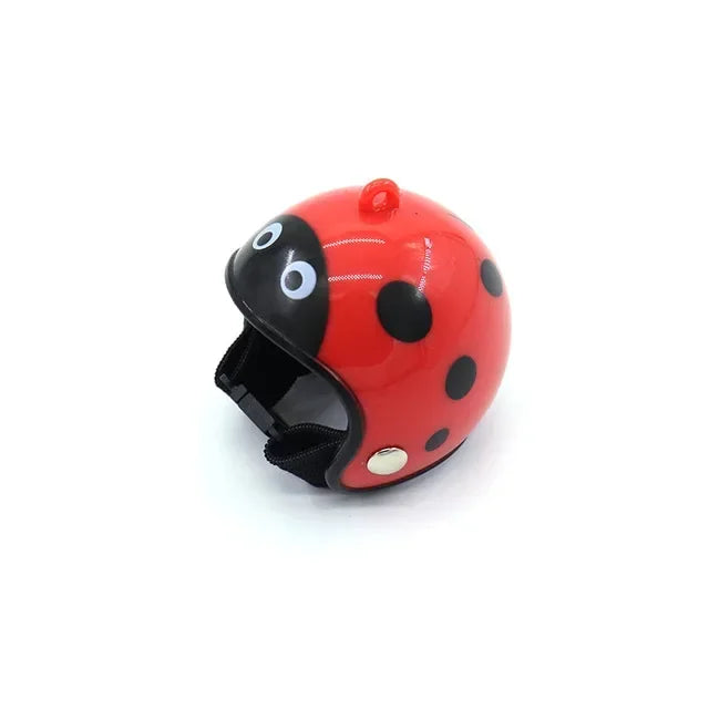 Leuchtend rote Schutzhelm in Huhnform für den Outdoor-Einsatz.