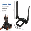 Un outil lisseur d'oreille pour chien noir à côté d'un chien Doberman pour référence de taille.