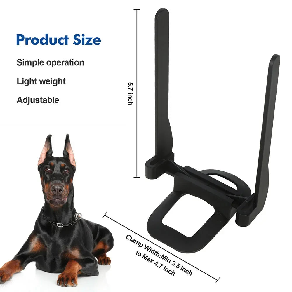 Un outil lisseur d'oreille pour chien noir à côté d'un chien Doberman pour référence de taille.