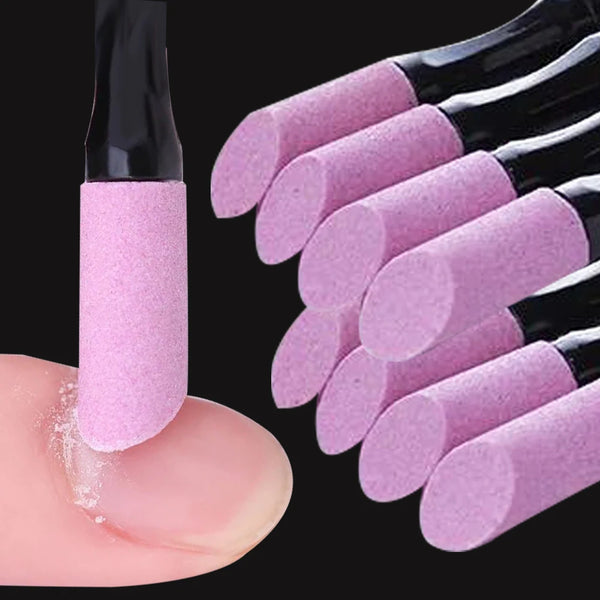 Una mano sostiene una lima profesional para uñas y una herramienta para remover cutículas con almohadillas peludas rosas, mos