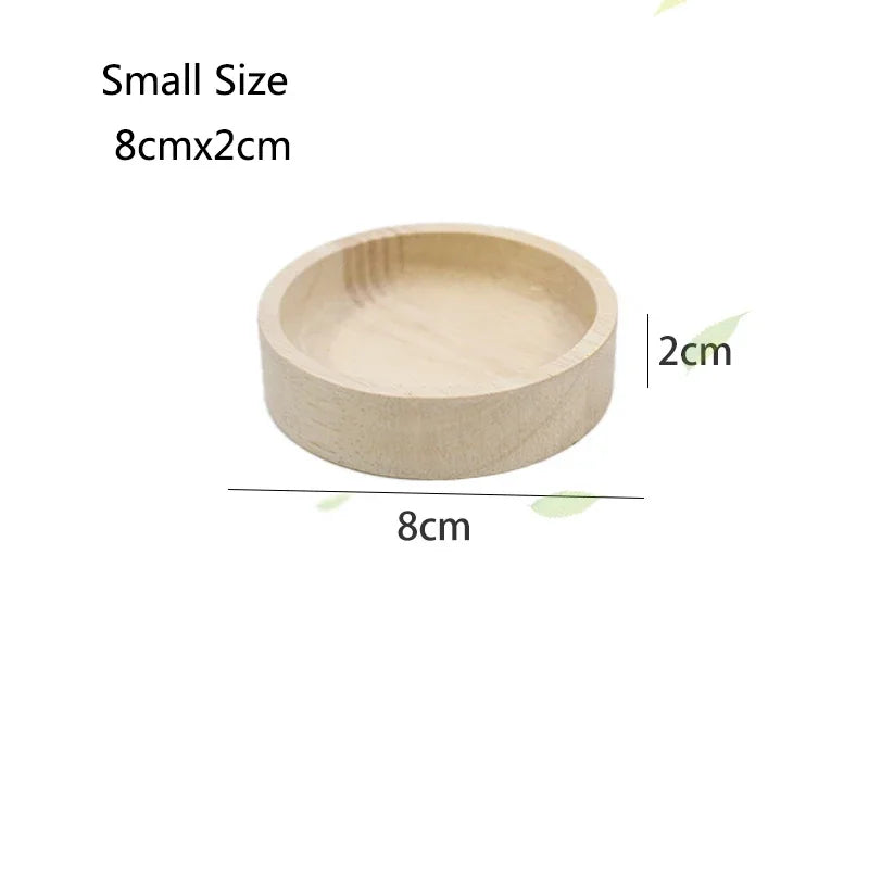 A light wood feeding bowl with a diameter of 8cm and a depth of 2cm.
