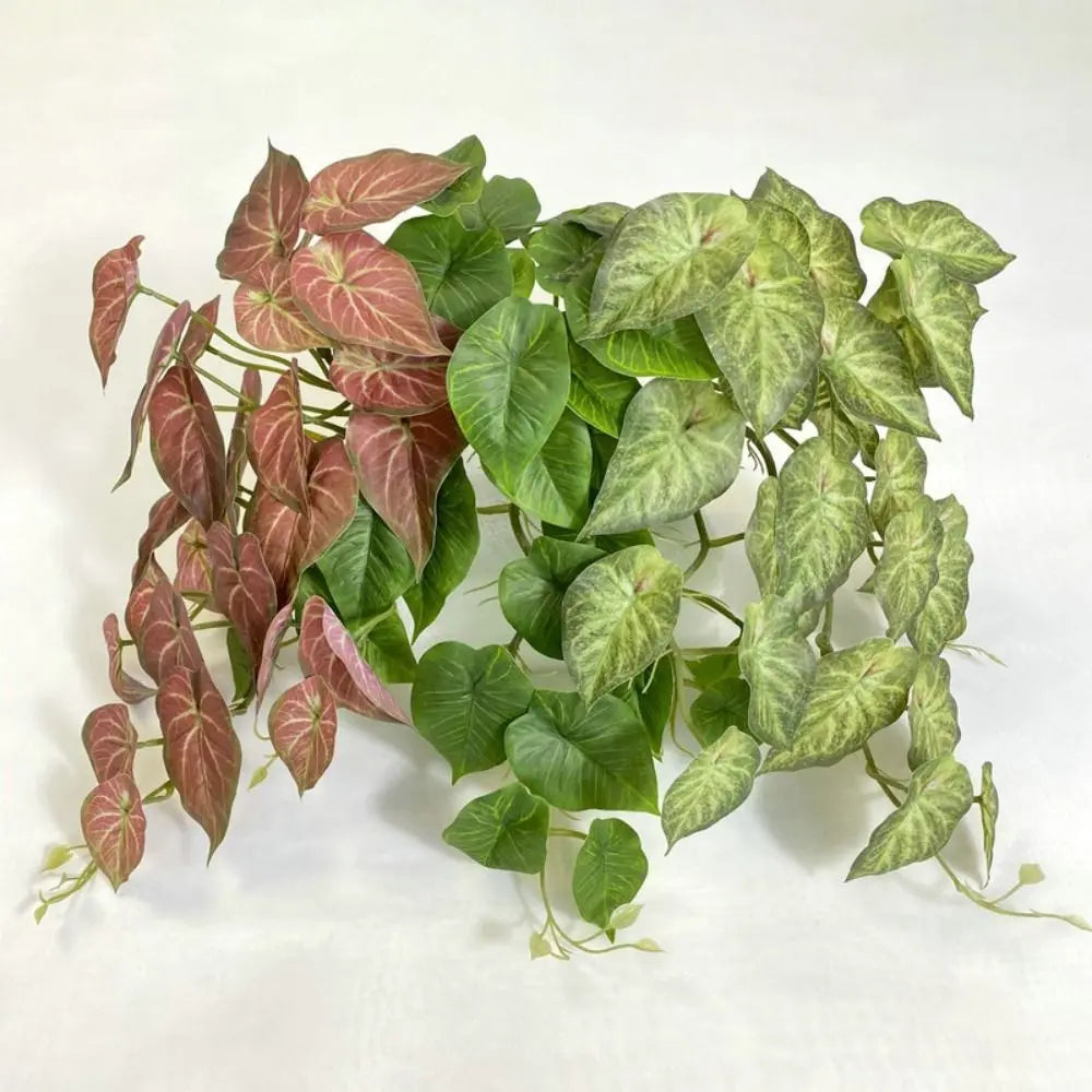 Décor de mur en lierre vert artificiel avec des feuilles variées en tons de vert et de rose-rouge.