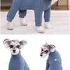 Traje de abrigo de forro polar azul para perro, mostrado en un perro de pie y uno acostado.