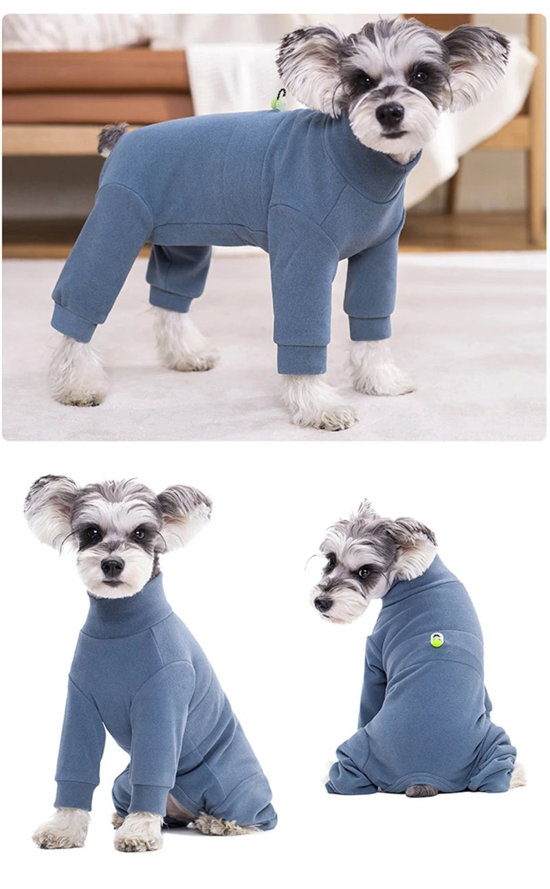 Traje de abrigo de forro polar azul para perro, mostrado en un perro de pie y uno acostado.