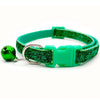 Helles, glitzerndes, grünes Halsband mit Glockenverzierung und silberner Schnalle.