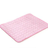 Almohadilla de enfriamiento de seda rosa con textura abombada para mascotas.