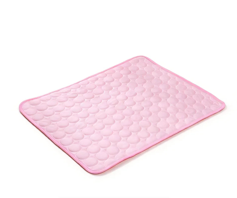 Almohadilla de enfriamiento de seda rosa con textura abombada para mascotas.