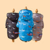 Tres abrigos con capucha térmicos acogedores para perros y gatos en negro, azul y gris.