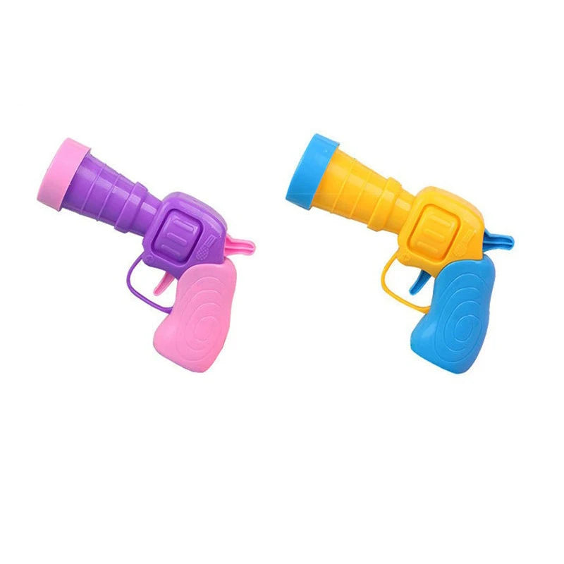Ein Set aus drei farbenfrohen interaktiven Katzenhaarkugel-Guns in lila, gelb und rosa.