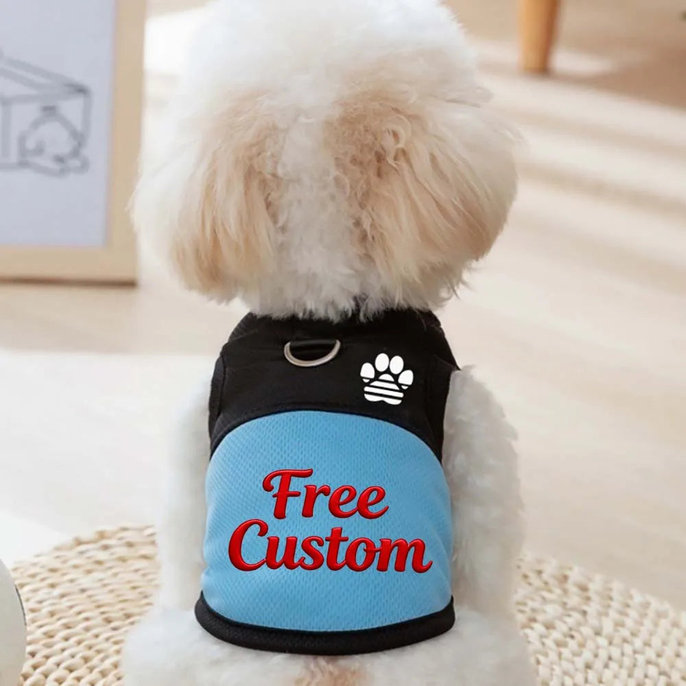 Un perro blanco y esponjoso vistiendo un arnés de mascota negro y azul con el texto Free Custom en la parte delantera.