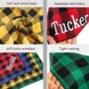 Primer plano de una bandana a cuadros roja con el nombre Tucker bordado