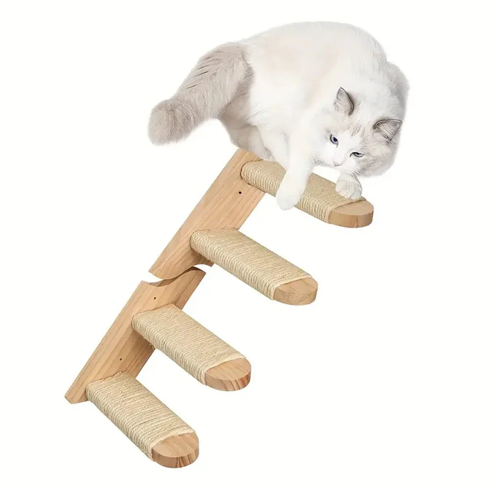 Eine flauschige weiße Katze klettert auf ein hölzernes multifunktionales Wandregal für Katzen.