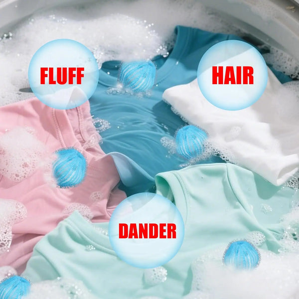 Primer plano de artículos de ropa rosa y azul claro sumergidos en agua jabonosa con etiquetas que indican pelusa, pelo y casp