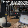 Professioneller Mikrofon-Popfilter und -windschutz auf einem Ständer neben einer Person, die auf einem Laptop tippt.