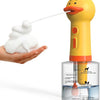 Un dispensador automático de espuma para mascotas amarillo que vierte espuma blanca sobre una mano.