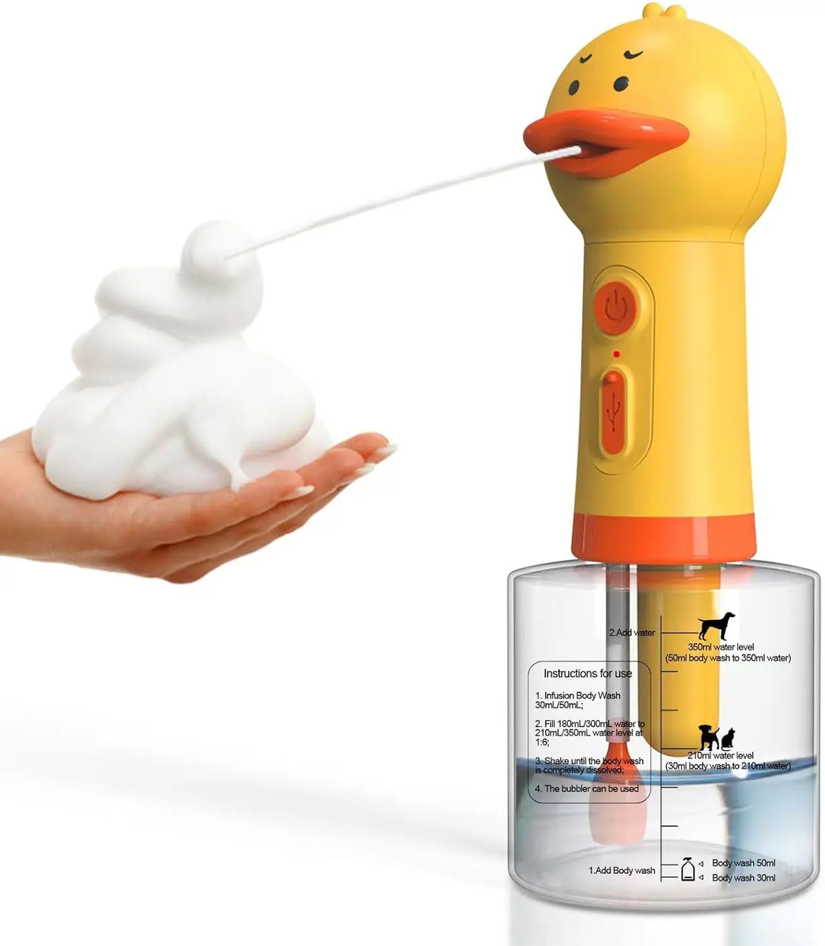 Un dispensador automático de espuma para mascotas amarillo que vierte espuma blanca sobre una mano.