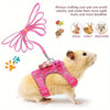 Rosa Geschirr und Leine-Set für Hamster, gezeigt mit Illustrationen von Haustieren, die vom Spaziergang profitieren.