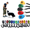 Eine Sammlung farbenfroher Hundetrainer-Klicker mit schwarzen Armbändern und Metallverschlüssen.