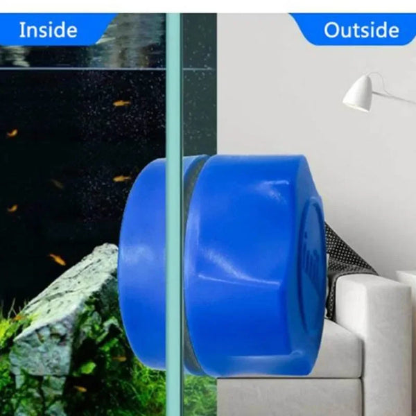 Outil de nettoyage magnétique bleu pour aquarium, montré à l'intérieur et à l'extérieur d'un panneau de verre.