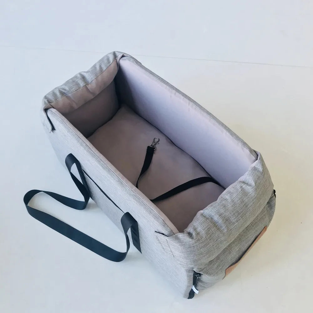 Graue, portable Transportbox oder Auto-Sitz für Hunde und Katzen, geöffnet mit hellem Graufutter.