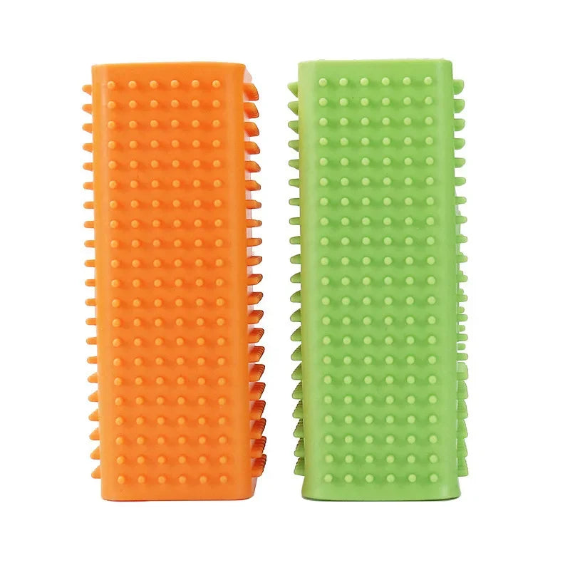 Ein Paar Silikon-Kratzkratzer für Tierhaare, einer orange und einer hellgrün.
