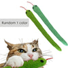 Eine tabby-Katze interagiert mit einem grünen Knisterspielzeug mit zwei roten und grünen Fäden.