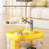 Distributeur d'eau automatique jaune avec un récipient transparent qui verse de l'eau.