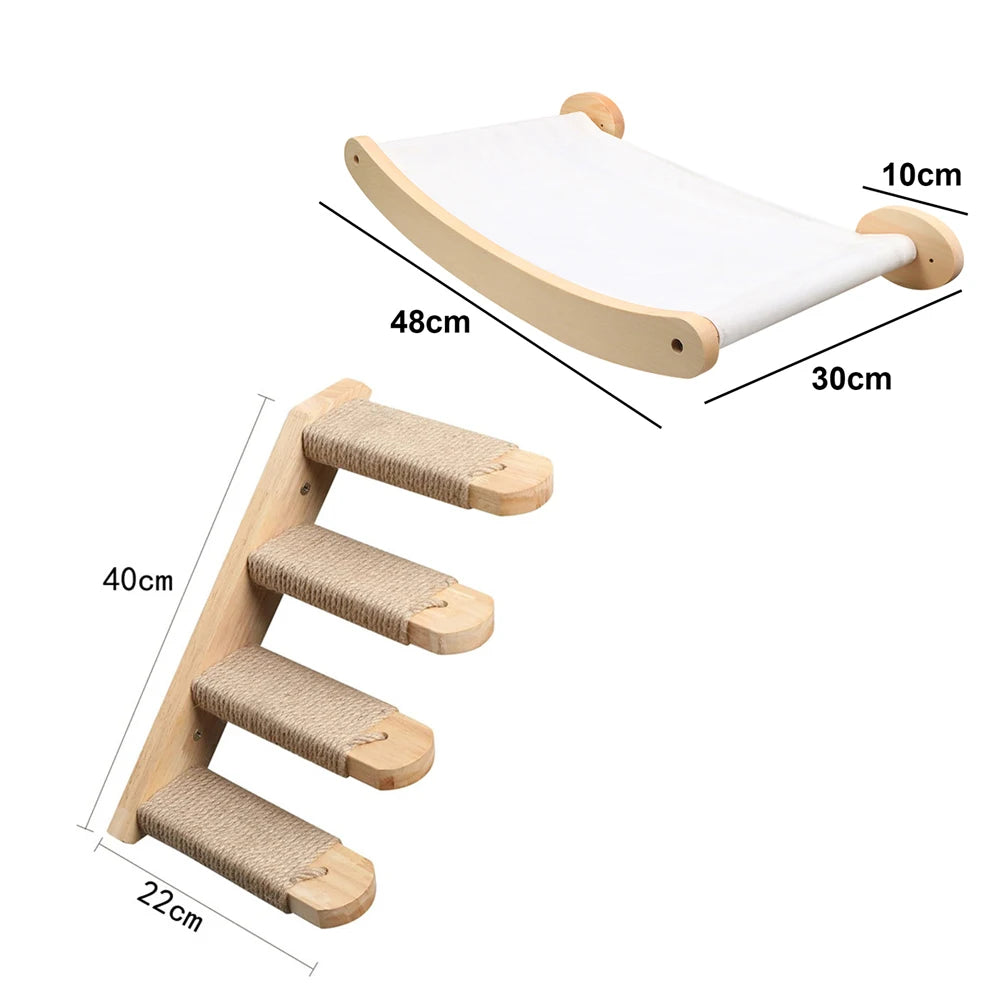 Holzwandmontiertes Katzenkletschregal mit weißer Kletterfläche und mehreren strukturierten Holzstufen.