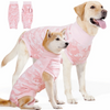 Ein Golden Retriever mit einem rosa Tarn-Hundwest, dazu passende Stoffmuster