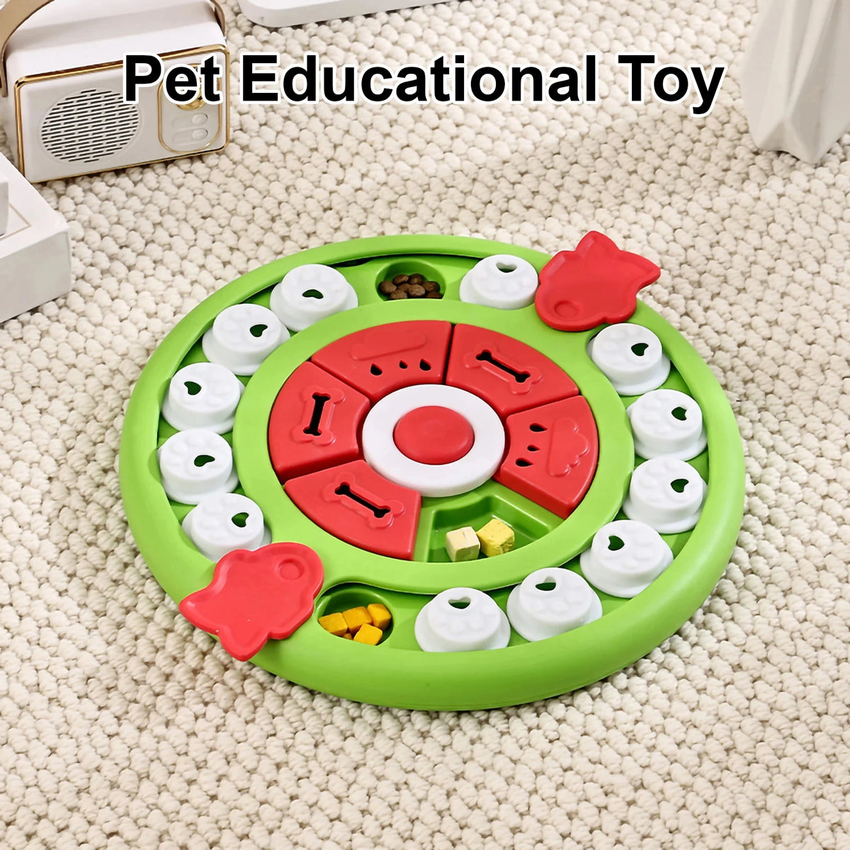 Größliches grünes Puzzle-Futterspielzeug für Hunde mit roten und weißen Teilen, auf einer hellbeigen Oberfläche.