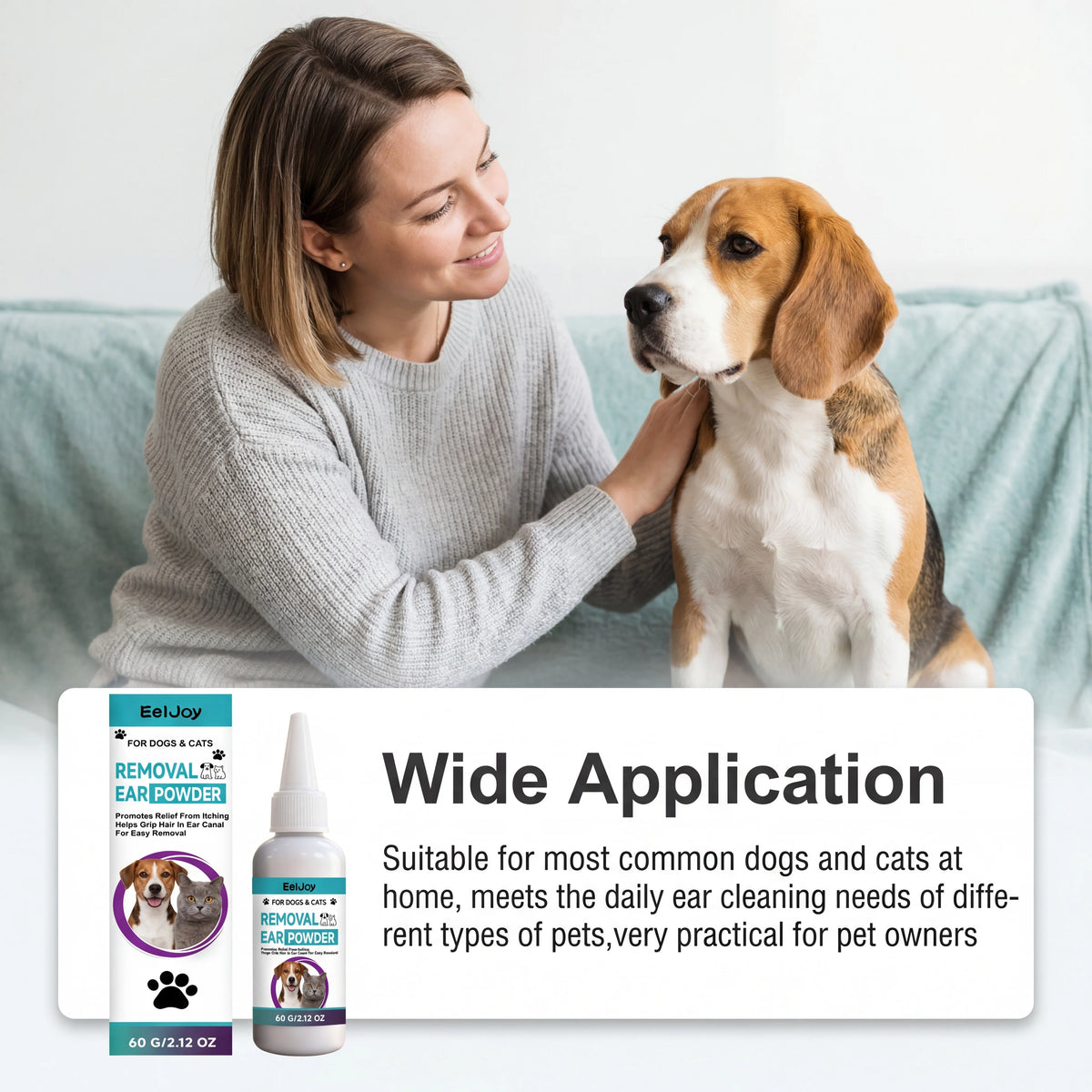 Eine Frau reinigt sanft das Ohr eines Hundes mit einem Pulverprodukt auf einer Couch.