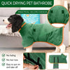 Un peignoir de chien vert à velcro porté par un chien, montrant son utilité pratique.