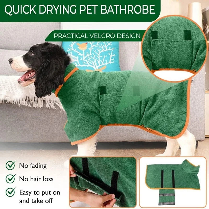 Un peignoir de chien vert à velcro porté par un chien, montrant son utilité pratique.