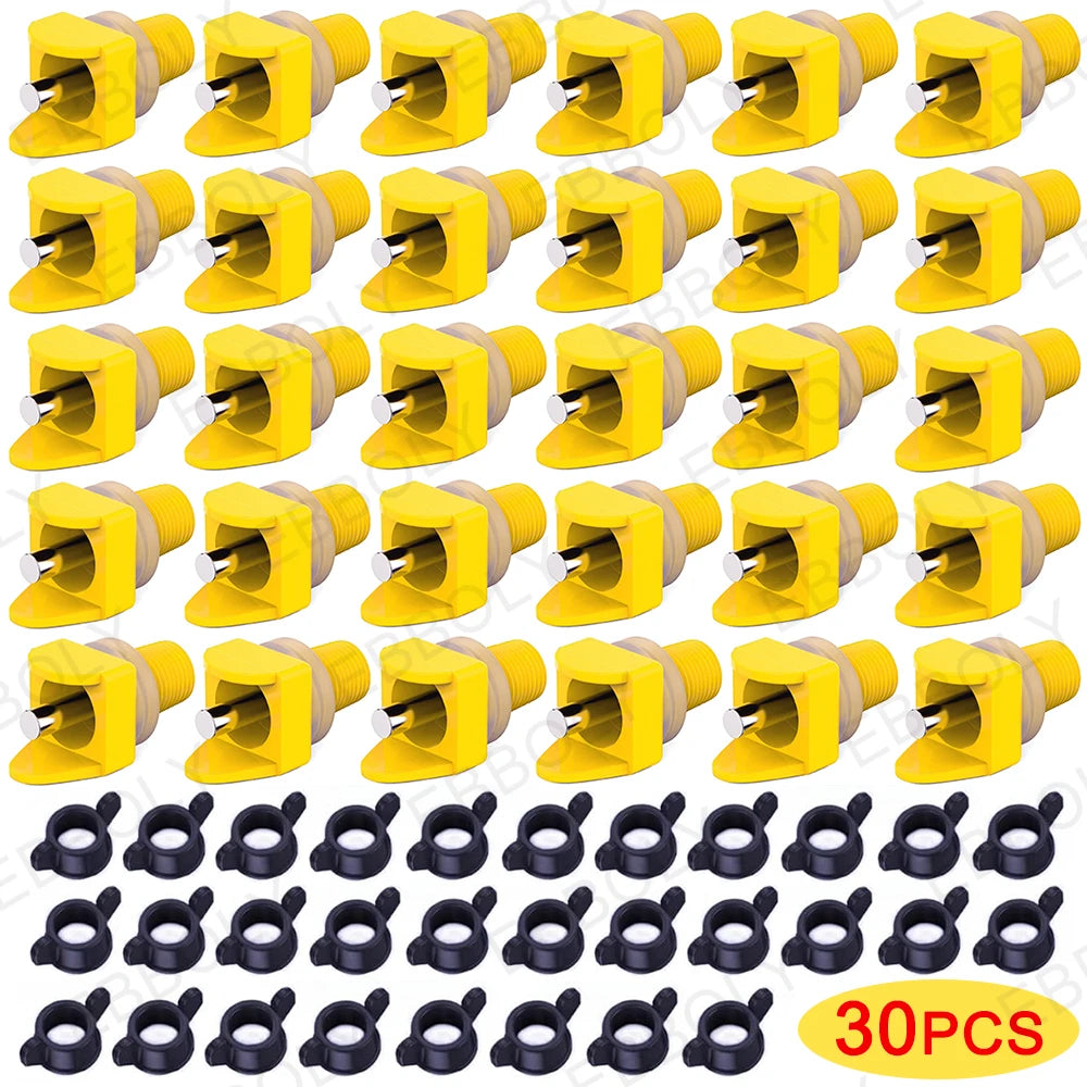 Un jeu de 30 tétines en plastique jaune pour abreuvoirs de poulets automatiques avec des embouts dorés.
