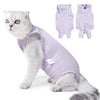 Un chat gris duveteux portant une tenue de récupération vétérinaire lavande à motif à carreaux.