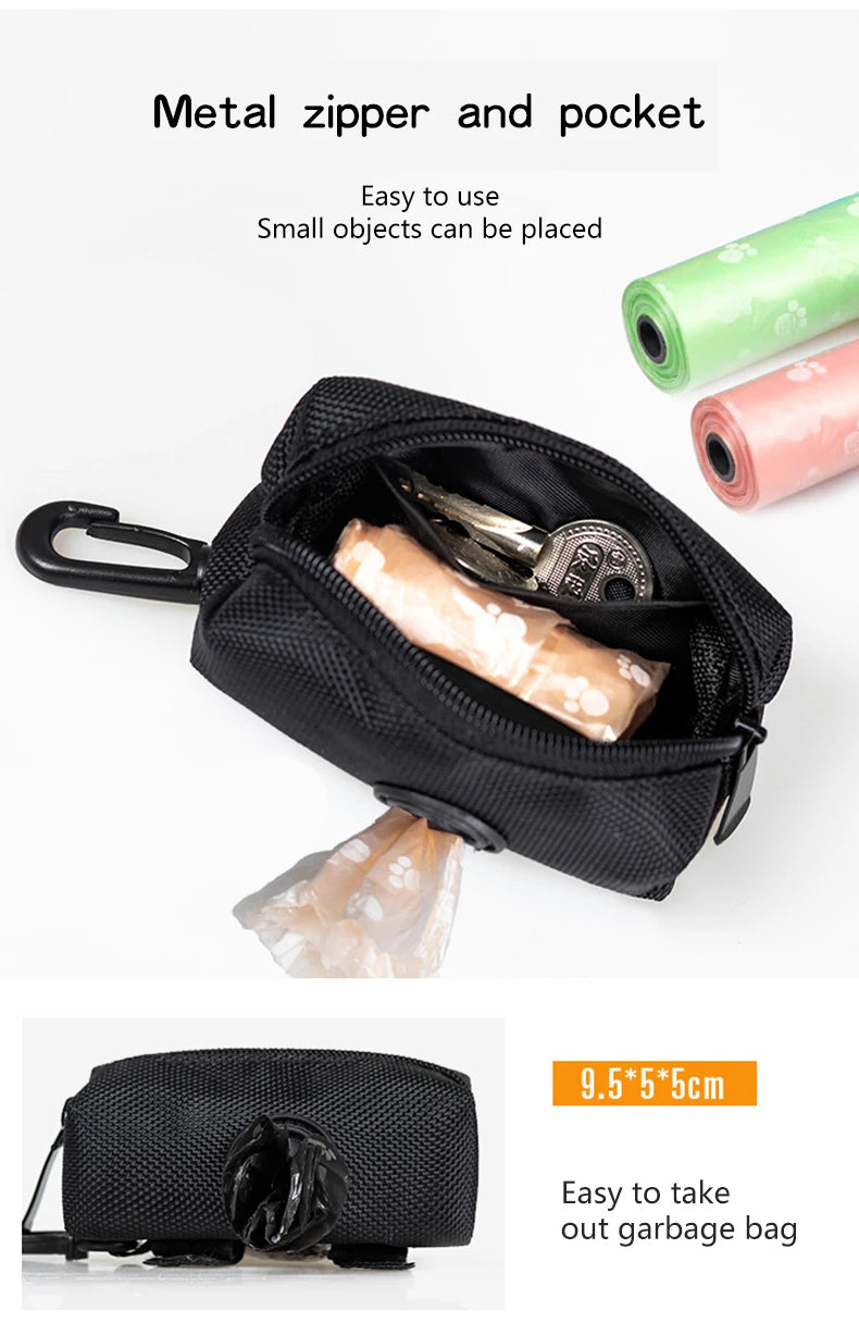 Cierre y bolsa de bolsillo de metal negro con un objeto pequeño y un dispensador aparte para bolsas de basura negras.