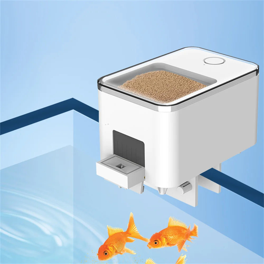 Mangeur automatique WiFi blanc pour aquarium avec de la nourriture et des poissons orants.