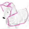 Un chien blanc modèle portant un imperméable en plastique transparent avec des bordures roses.