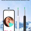 Ein Paar intelligente Visuelle Ohrenreinigungsgeräte werden auf einem Smartphone-Bild vor einer verschneiten, eisigen Kulisse