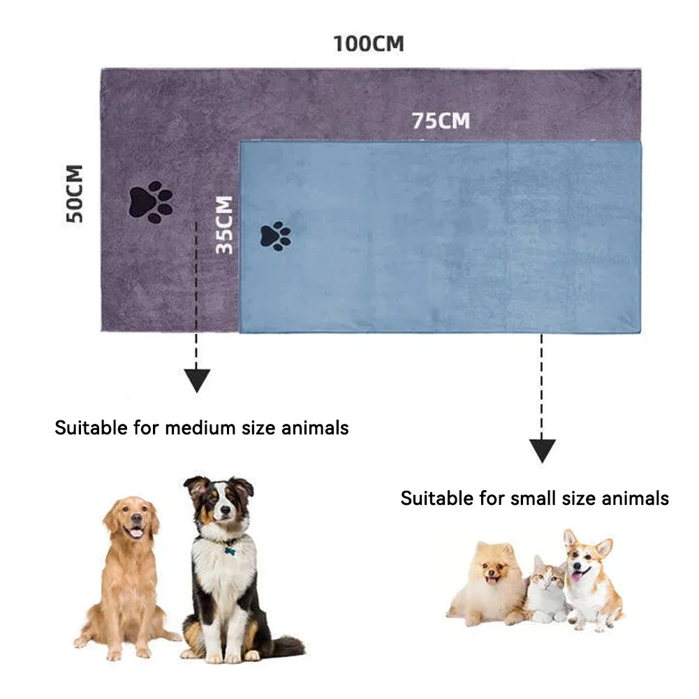 Un ensemble de serviettes pour animaux en microfibre violettes et bleues à côté de chiens et chats de différentes tailles.