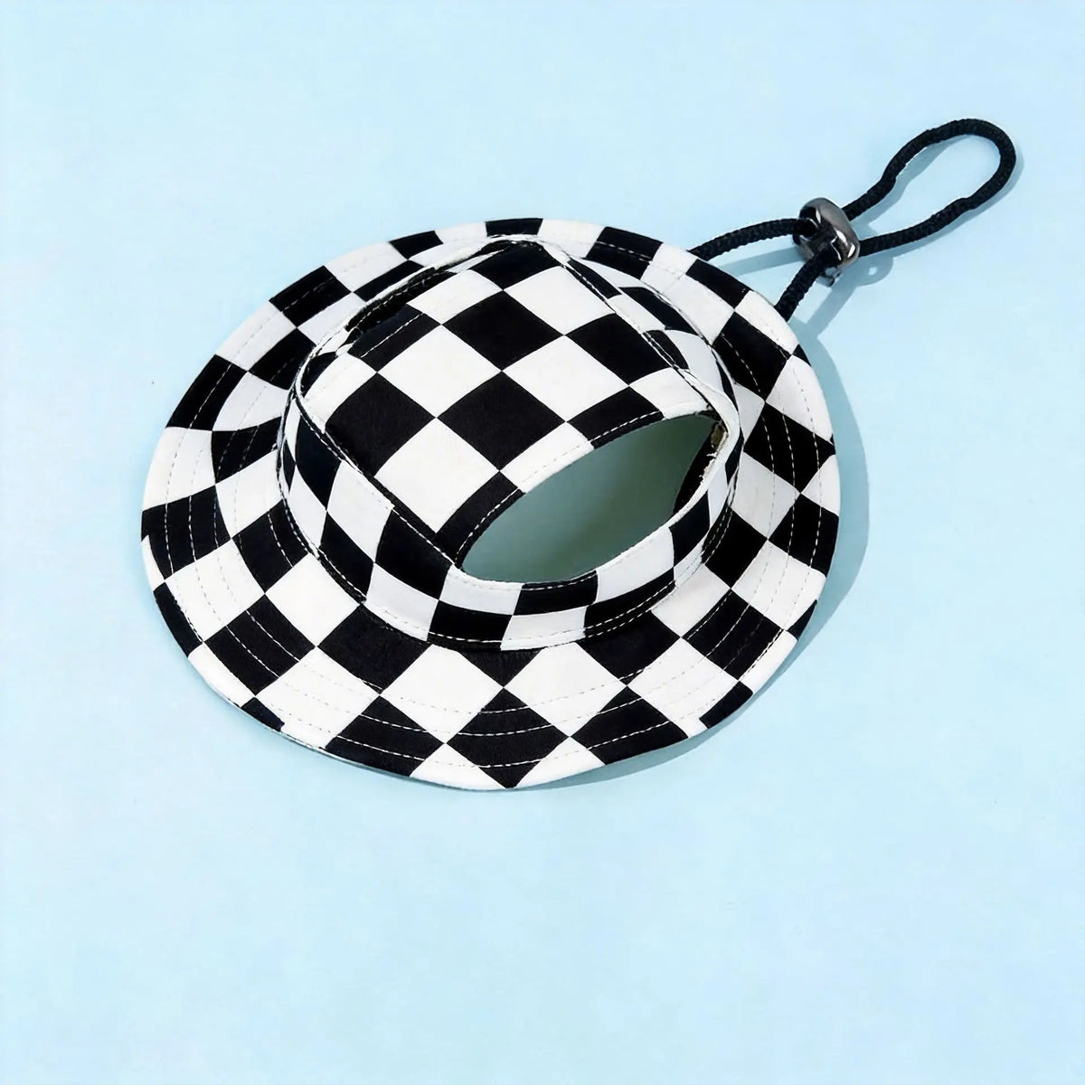 Schwarz-weiß kariertes Bucket-Hat für Haustiere mit schwarzem Schnurzug.