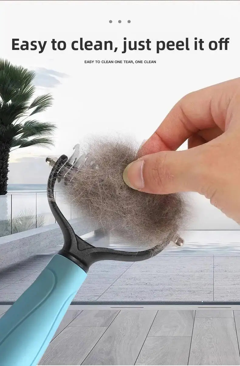 يد تستخدم فرشاة مشط لإزالة شعر الحيوانات الأليفة من سطح.