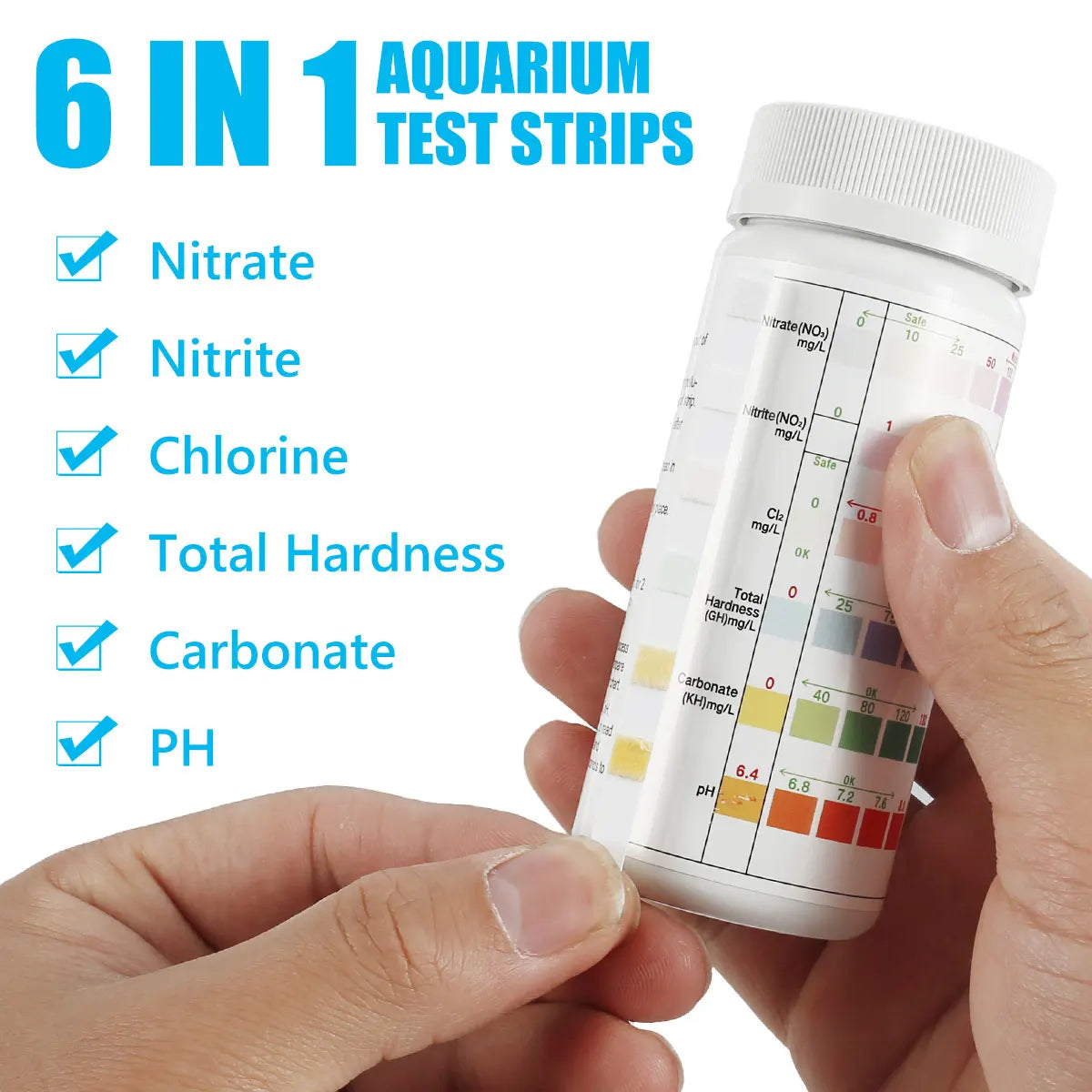Una mano sostiene una botella de tiras de prueba para agua de acuario, con seis pruebas diferentes para nitrato, nitrito, clo
