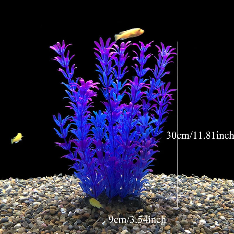 Un amas de plantes aquatiques artificielles violettes dans du gravier avec un petit poisson jaune.