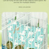 Un sac de foin en toile avec des figures de lapins est accroché sur le côté d'une cage de fil pour gagner de la place.