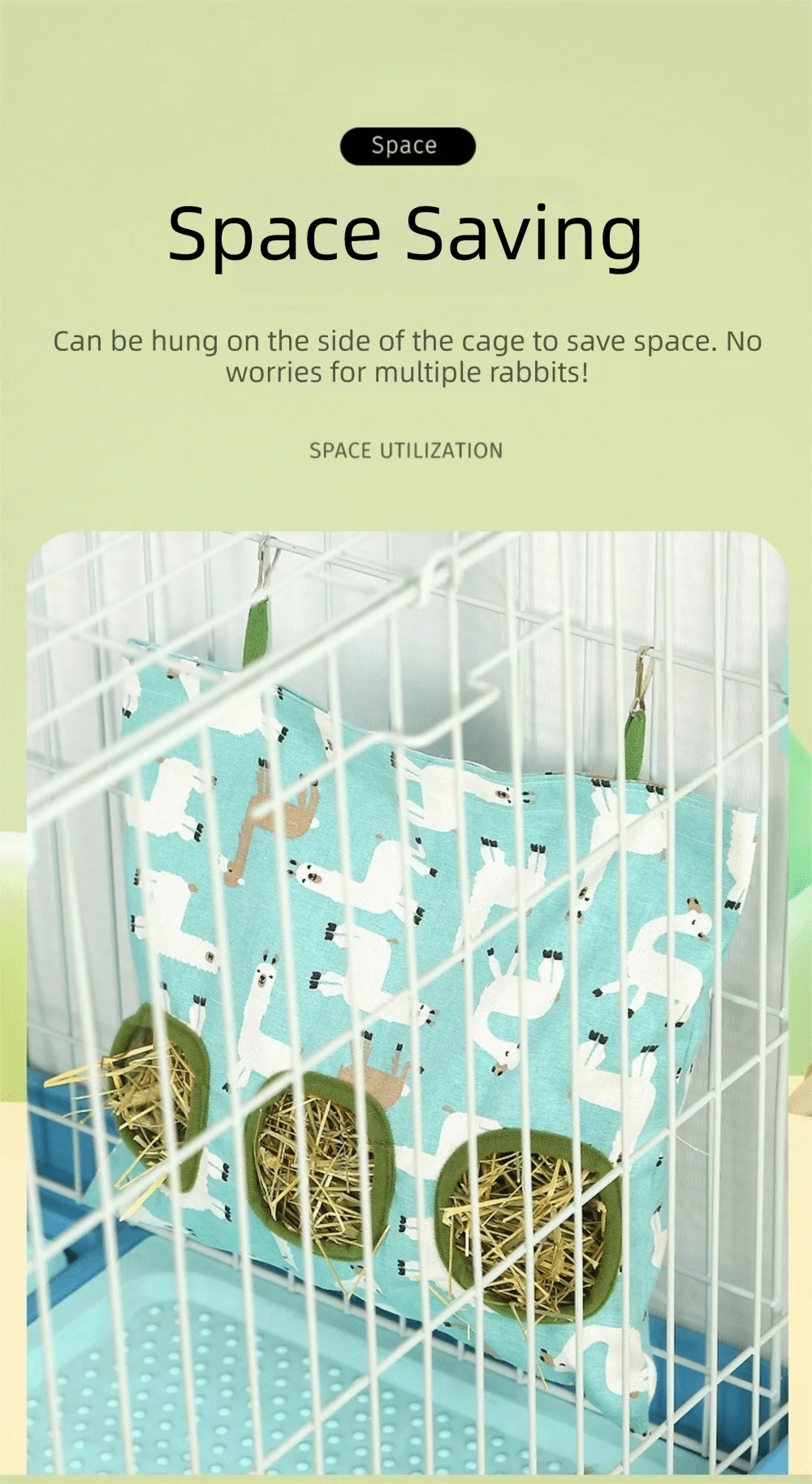 Un sac de foin en toile avec des figures de lapins est accroché sur le côté d'une cage de fil pour gagner de la place.