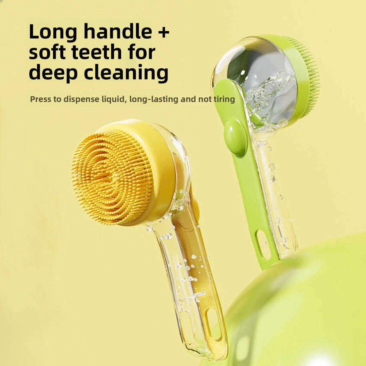 Brosse de bain en silicone jaune pour animaux, avec manche long et dents douces pour un nettoyage en profondeur.